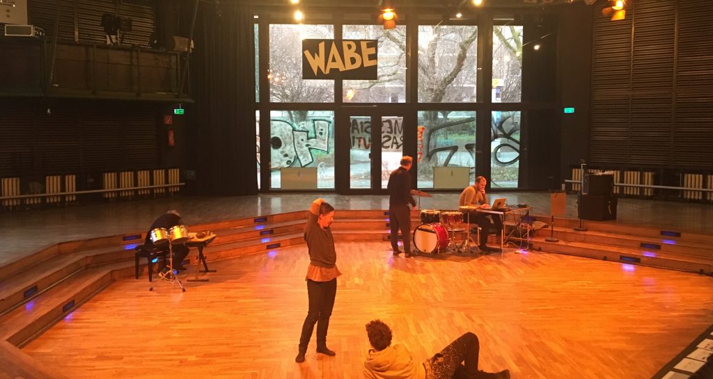Der sehr spezielle Spielsaal der WABE schreit geradezu nach Performances (Foto: Constanze Nauhaus)