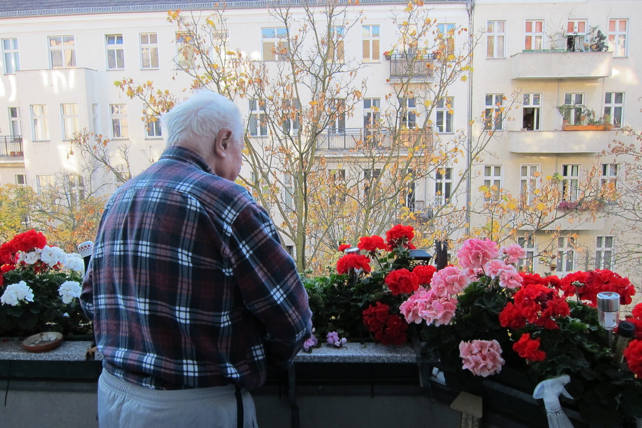 Ernst Kühn blickt von seinem Balkon