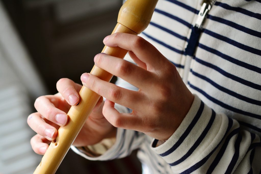 Kind spielt Flöte Musikangebot Kinder