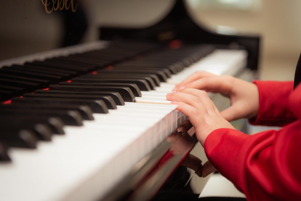 Musikangebote für Kinder, Kind spielt Klavier